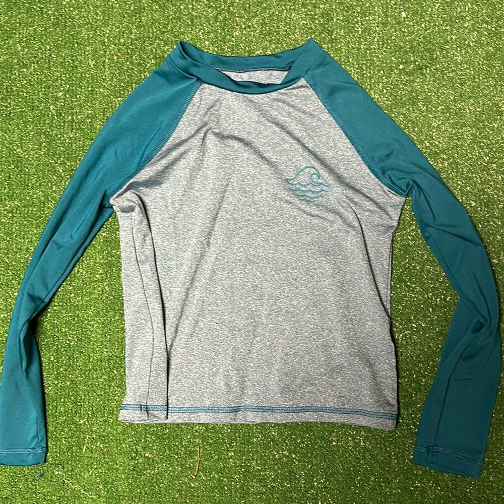 Boys long sleeve medium size 8! 90% polyester 10% spandex